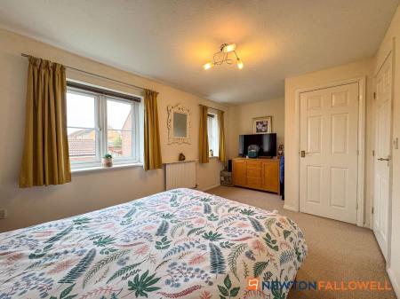 2 bedroom Semi-detached house for sale in Dale Crescent, Fernwood, NG24