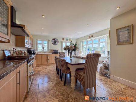4 bedroom Detached bungalow for sale in New Lane, Girton, NG23