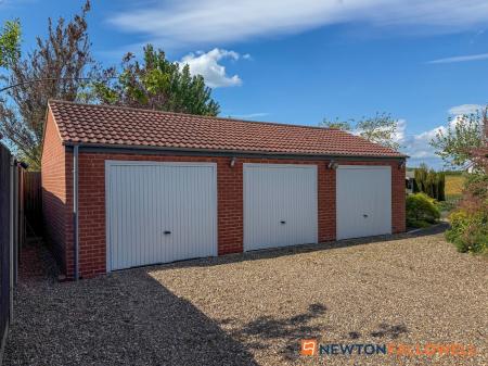 4 bedroom Detached house for sale in Kersall, Newark, NG22