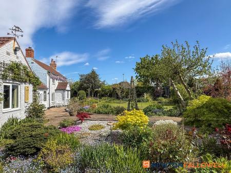 4 bedroom Detached house for sale in Kersall, Newark, NG22