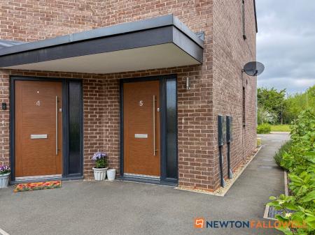 2 bedroom Maisonette for sale in Lord Hawke Way, Newark, NG24