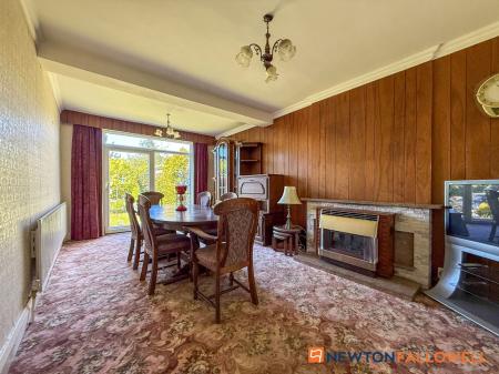3 bedroom Detached house for sale in Fosse Road, Farndon, NG24