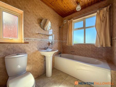 3 bedroom Detached house for sale in Fosse Road, Farndon, NG24