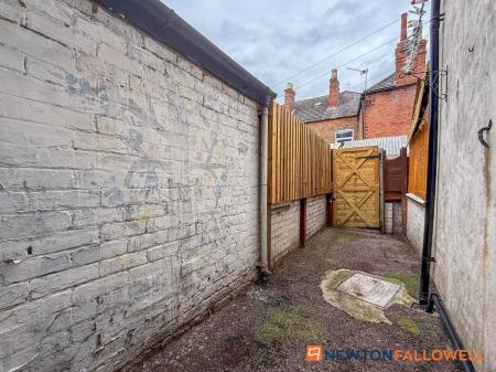 2 bedroom Terraced House for sale in Newnham Road, Newark, NG24