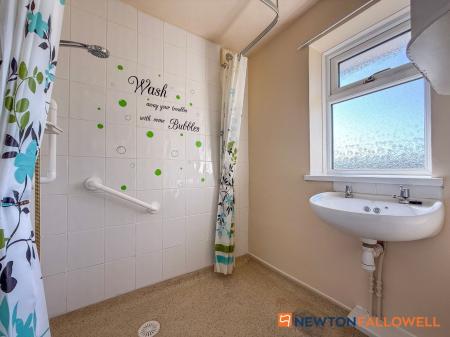 3 bedroom Semi-detached house for sale in Staunton Road, Newark, NG24