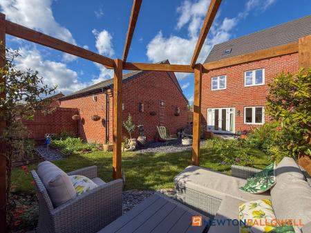 4 bedroom Semi-detached house for sale in Raddle Way, Middlebeck, NG24