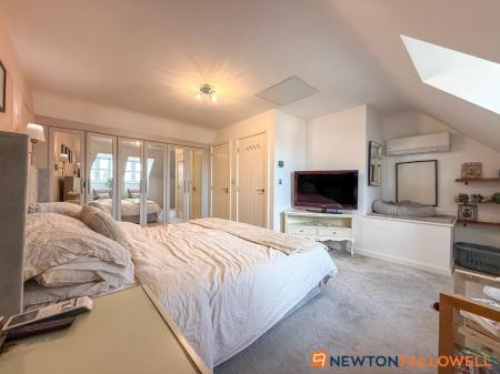 4 bedroom Semi-detached house for sale in Raddle Way, Middlebeck, NG24