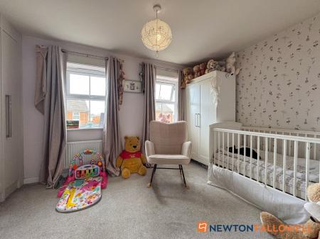 2 bedroom Terraced House for sale in Hunters Road, Fernwood, NG24