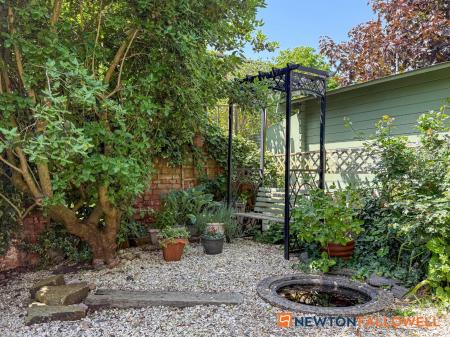 4 bedroom Detached house for sale in The Ivies, Farndon Road, Newark