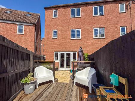 4 bedroom End of terrace house for sale in Lavender Way, Newark, NG24