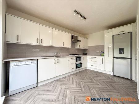 4 bedroom Semi-detached house for sale in Cameron Lane, Fernwood, NG24