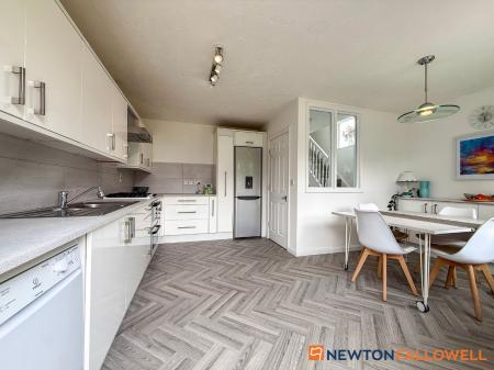 4 bedroom Semi-detached house for sale in Cameron Lane, Fernwood, NG24
