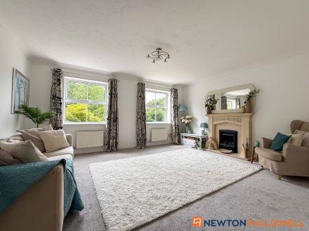4 bedroom Semi-detached house for sale in Cameron Lane, Fernwood, NG24