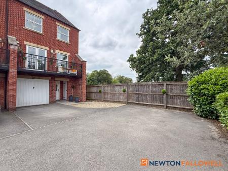 4 bedroom Semi-detached house for sale in Cameron Lane, Fernwood, NG24
