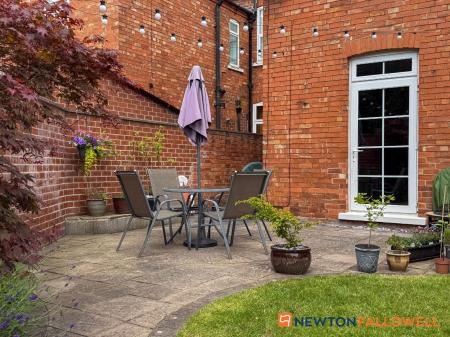 4 bedroom Terraced House for sale in Victoria Street, Newark, NG24