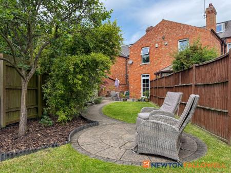 4 bedroom Terraced House for sale in Victoria Street, Newark, NG24