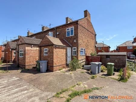 2 bedroom End of terrace house for sale in Mount Road, Balderton, NG24