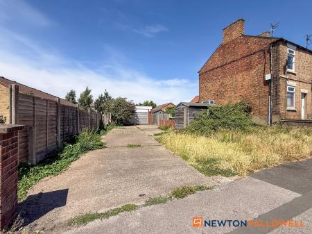 2 bedroom End of terrace house for sale in Mount Road, Balderton, NG24