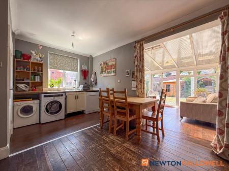 3 bedroom Semi-detached house for sale in Warwick Road, Balderton, NG24