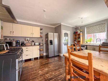 3 bedroom Semi-detached house for sale in Warwick Road, Balderton, NG24