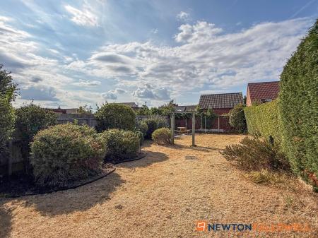 2 bedroom Semi-detached bungalow for sale in Fosse Road, Farndon, NG24