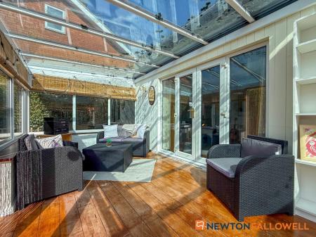 2 bedroom Semi-detached bungalow for sale in Fosse Road, Farndon, NG24