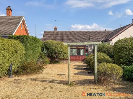 2 bedroom Semi-detached bungalow for sale in Fosse Road, Farndon, NG24