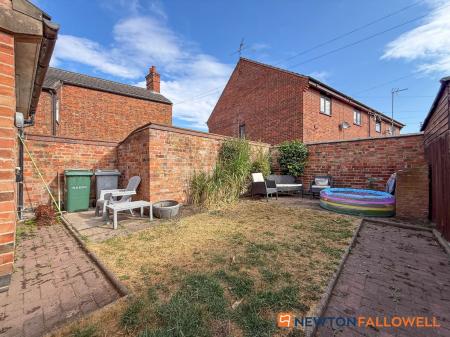 2 bedroom Terraced House for sale in Currie Road, Newark, NG24