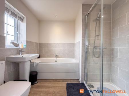 4 bedroom Detached house for sale in Westland Drive, Fernwood, NG24