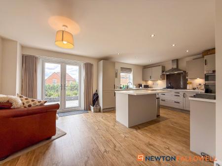 4 bedroom Detached house for sale in Westland Drive, Fernwood, NG24
