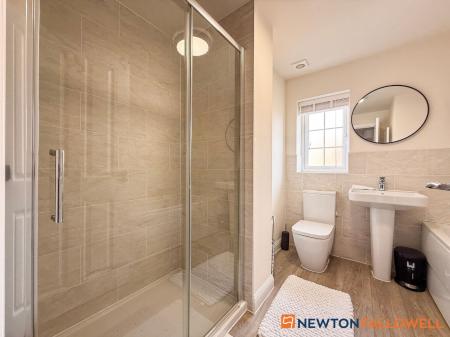 4 bedroom Detached house for sale in Westland Drive, Fernwood, NG24