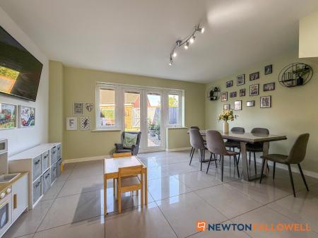 4 bedroom Terraced House for sale in Lavender Way, Newark, NG24