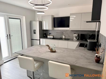 2 bedroom Terraced House for sale in Grosvenor Road, Balderton, NG24