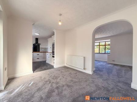3 bedroom Detached bungalow for sale in Lincoln Road, Newark, NG24