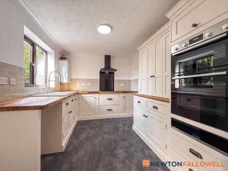 3 bedroom Detached bungalow for sale in Lincoln Road, Newark, NG24