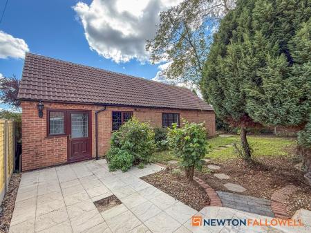 3 bedroom Detached bungalow for sale in Lincoln Road, Newark, NG24