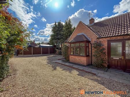 3 bedroom Detached bungalow for sale in Lincoln Road, Newark, NG24