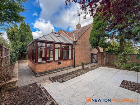 3 bedroom Detached bungalow for sale in Lincoln Road, Newark, NG24