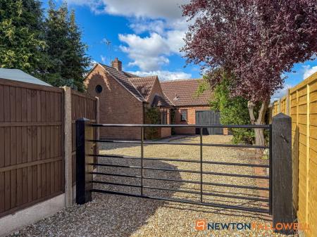 3 bedroom Detached bungalow for sale in Lincoln Road, Newark, NG24