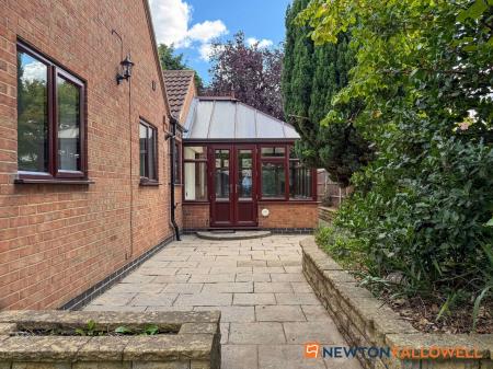 3 bedroom Detached bungalow for sale in Lincoln Road, Newark, NG24