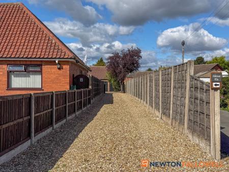 3 bedroom Detached bungalow for sale in Lincoln Road, Newark, NG24