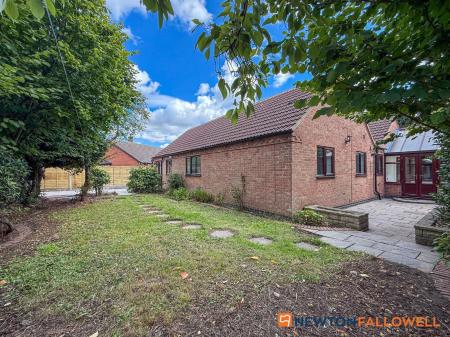 3 bedroom Detached bungalow for sale in Lincoln Road, Newark, NG24