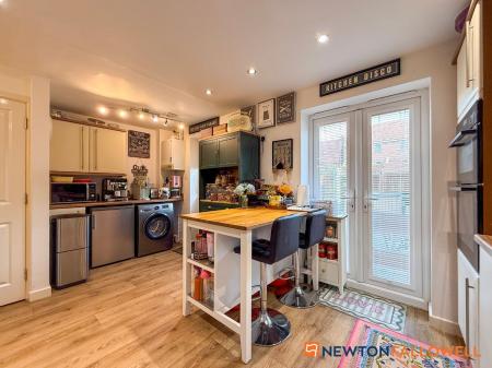 4 bedroom Terraced House for sale in Goldstraw Lane, Fernwood, NG24