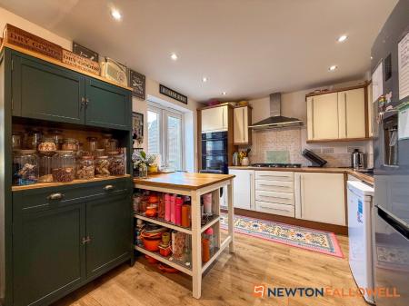 4 bedroom Terraced House for sale in Goldstraw Lane, Fernwood, NG24