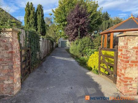2 bedroom Detached house for sale in Queen Street, Balderton, NG24