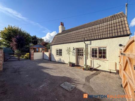 2 bedroom Detached house for sale in Queen Street, Balderton, NG24