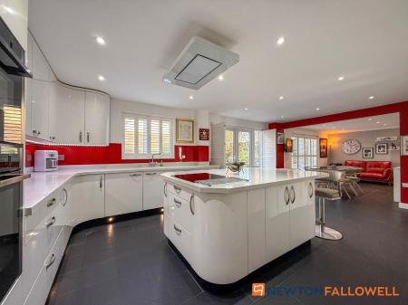 5 bedroom Detached house for sale in Dale Way, Fernwood, NG24