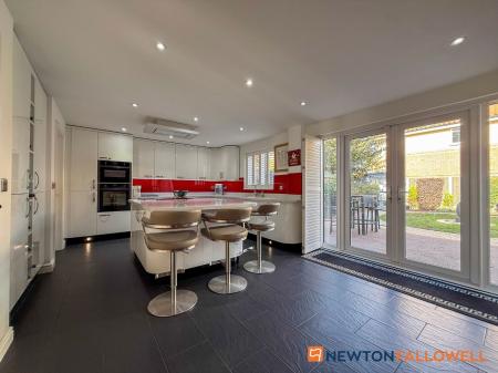 5 bedroom Detached house for sale in Dale Way, Fernwood, NG24