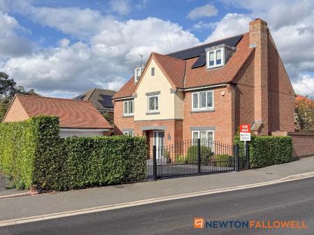 5 bedroom Detached house for sale in Dale Way, Fernwood, NG24