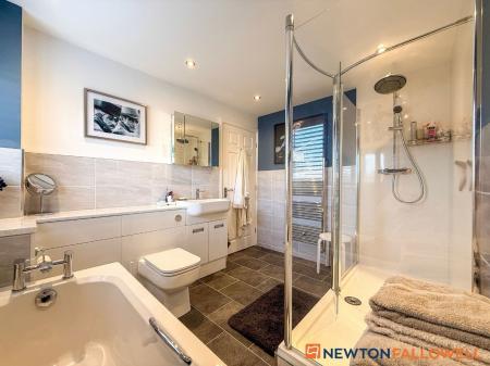 5 bedroom Detached house for sale in Dale Way, Fernwood, NG24